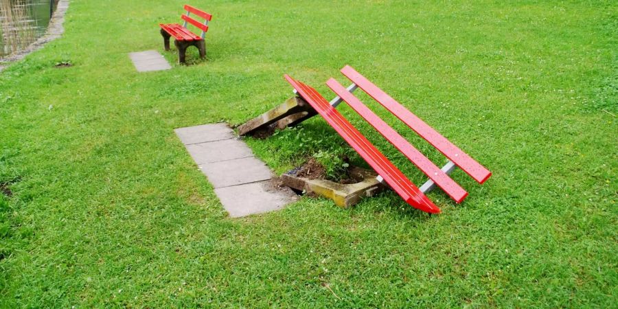 Die Parkbank wurde bereits zu einem früheren Zeitpunkt beschädigt.