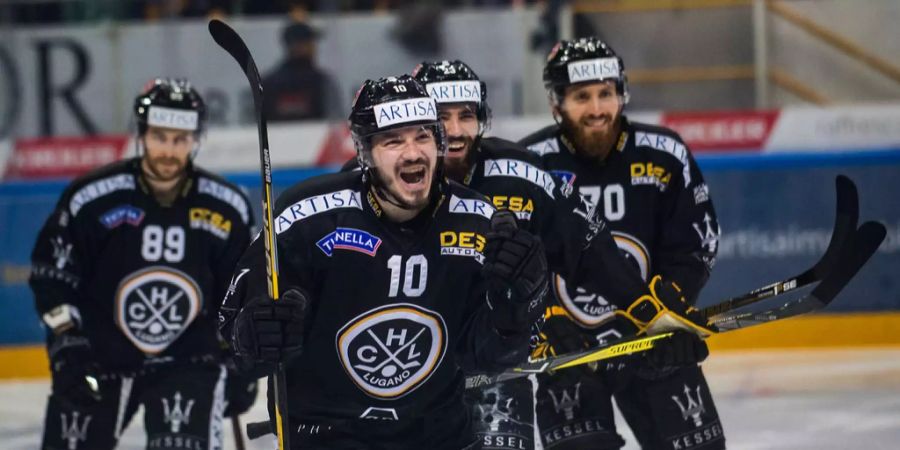 Alessio Bertaggia jubelt mit seinen Teamkollegen über das Tor zum 2:0 für Lugano.