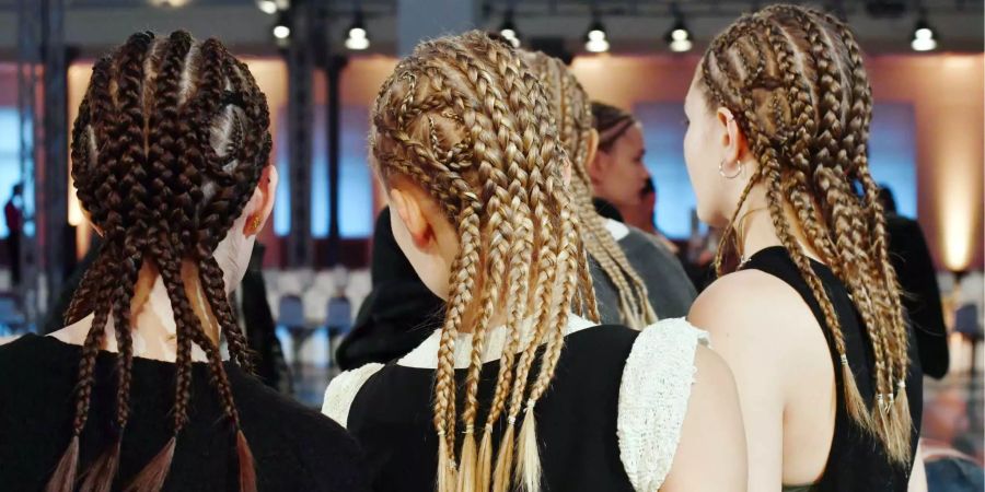 Junge Frauen mit gleichen Frisuren und verschiedenen Haarfarben.