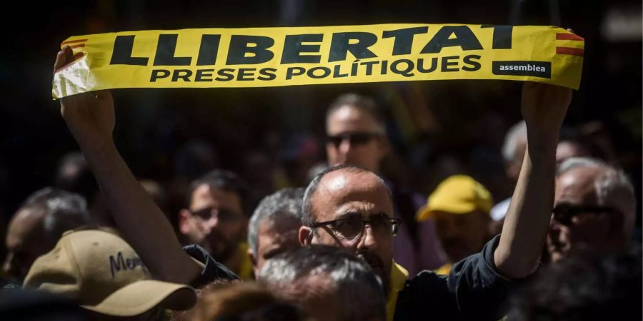 «Freiheit für politische Gefangenen», steht auf dem Plakat.