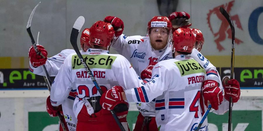 Die Rapperswil-Jona Lakers bejubeln ihren Sieg in Olten.