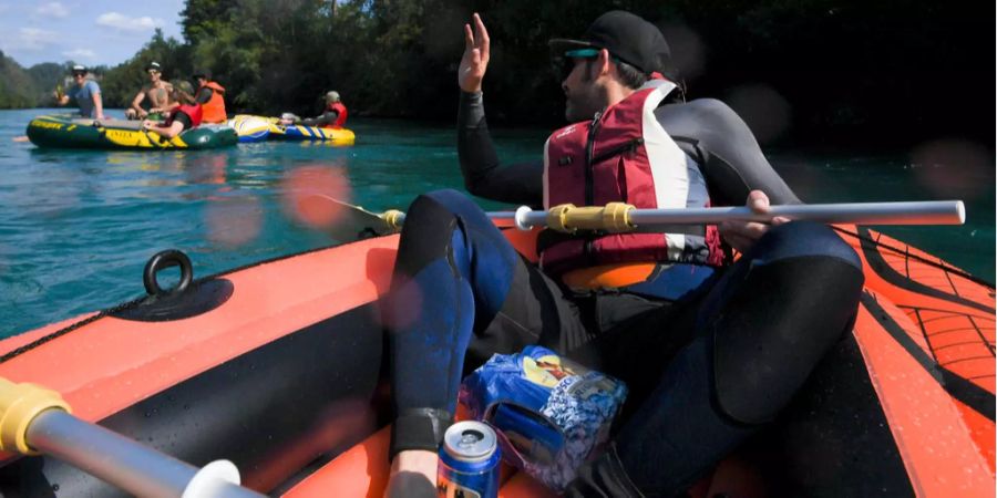 Die SLRG rät vom Alkoholkonsum auf Gummibooten und im Wasser ab.