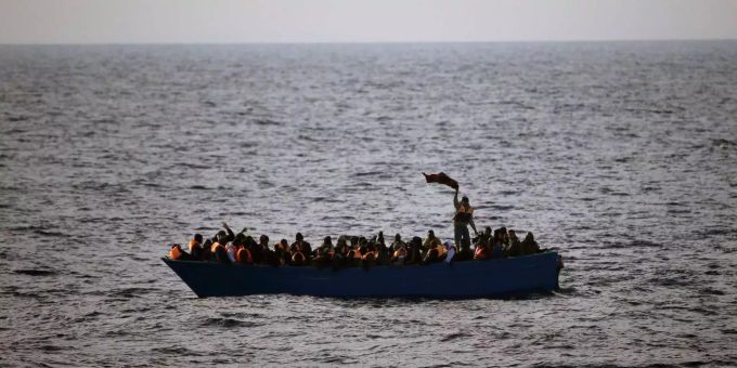 Das Holzboot kenterte in der Nähe der Insel. (Symbolbild) Das Holzboot kenterte in der Nähe der Insel. (Symbolbild)