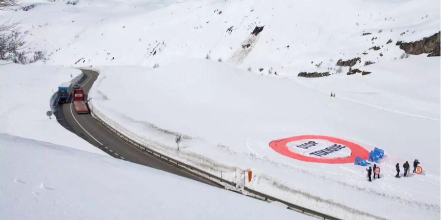 Die Protestaktion «Stop Toxique» der Alpen-Initiative auf dem Simplon.