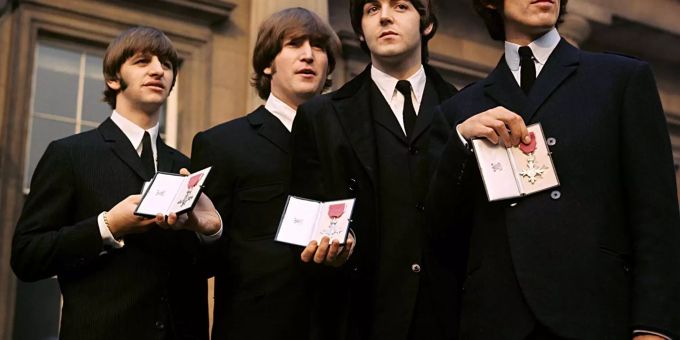 Ringo Starr (l-r), John Lennon, Paul McCartney und George Harrison von der Band «The Beatles» halten ihre Auszeichnungen, nachdem sie von der Queen zu Members of the British Empire ernannt wurden. Beatles Paul McCartney