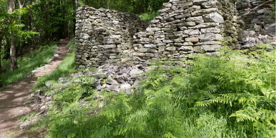Das aus Naturstein gebaute historische Dorf Curzutt oberhalb von Monte Carosso. (Archivbild)