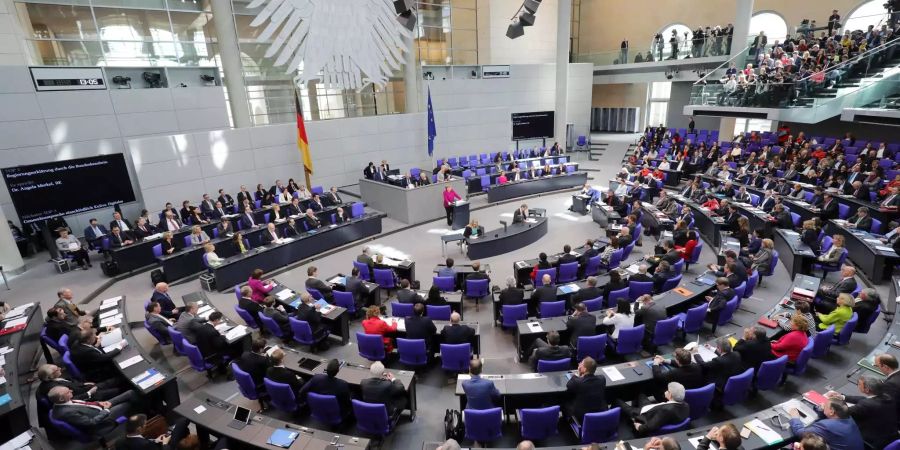 Im Bundestag bezeichnet Merkel die EU als Glücksfall für Deutschland.