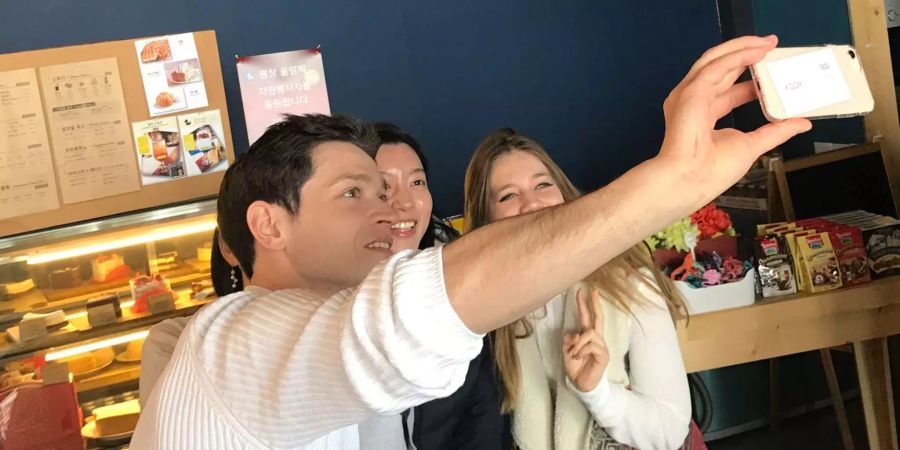 Seinen Liebsten ein Ferien-Selfie schicken, wird für Swisscom-Kunden bald günstiger.