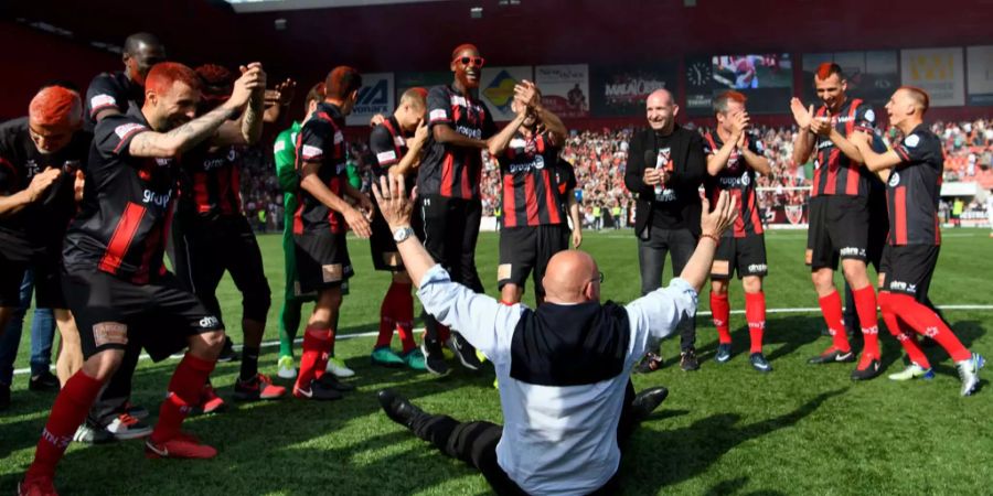 Präsident Christian Binggeli lässt sich von den Spielern feiern.