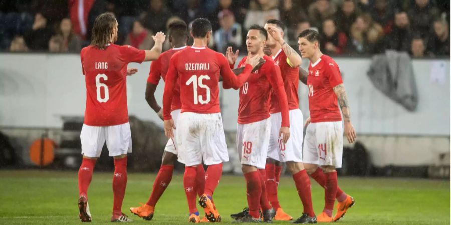 Die Schweizer Spieler bejublen in Luzern den hohen Sieg gegen Panama.