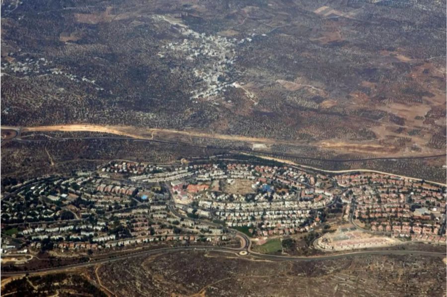 Die Palästinenser beanspruchen das Gebiet allerdings als Teil eines unabhängigen Staates Palästina neben Israel mit Ost-Jerusalem als Hauptstadt.