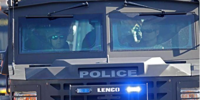 Ein gepanzerter Polizeiwagen im Einsatz Ein gepanzerter Polizeiwagen im Einsatz