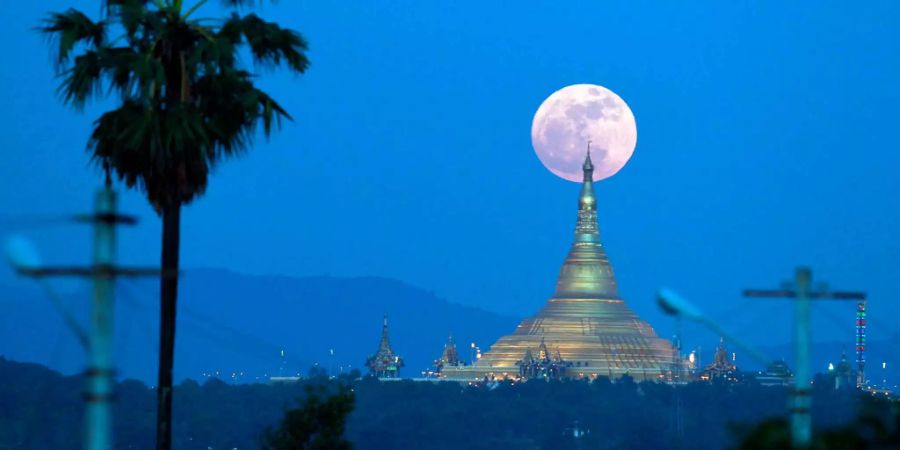 Und nochmal Naypyitaw in Myanmar, weil ein «Supermoon», der hinter einem buddhistischen Tempel aufgeht einfach etwas Schönes ist.