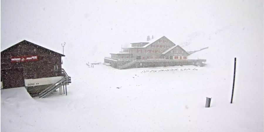 Nur noch weiss sieht man auf dem Jochpass im Gebiet Titlis.