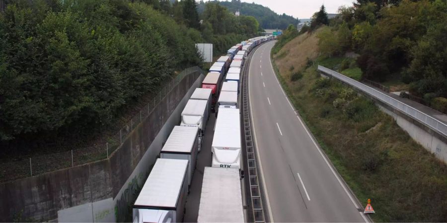 Lastwagen-Parkplatz auf der A4.