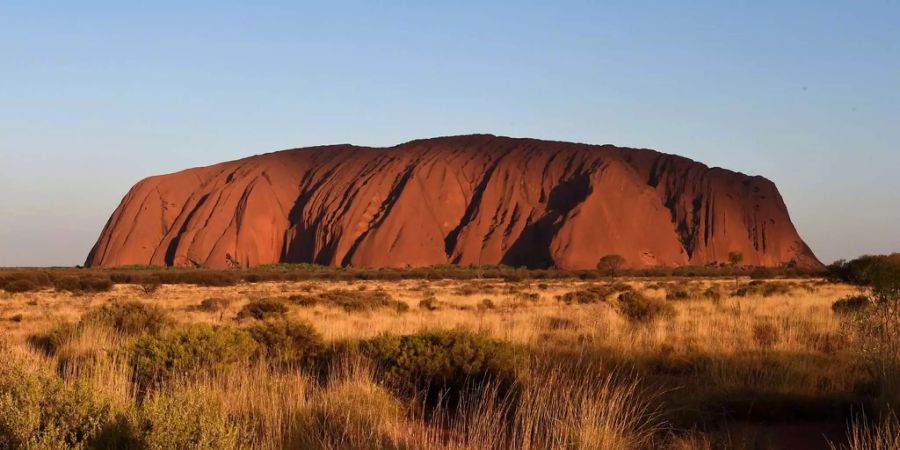 Der rote Fels ist 350 Meter hoch und liegt in der geografischen Mitte Australiens.