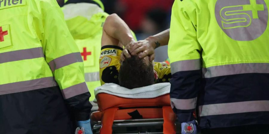 2014 wird Gerndt nach einem bösen Foul aus dem St. Jakob-Park getragen.