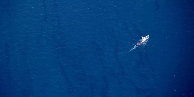 Ölteppiche nach Explosion auf Tanker sind bereits bis an die japanische Küste gelangt. Ölteppiche nach Explosion auf Tanker sind bereits bis an die japanische Küste gelangt.