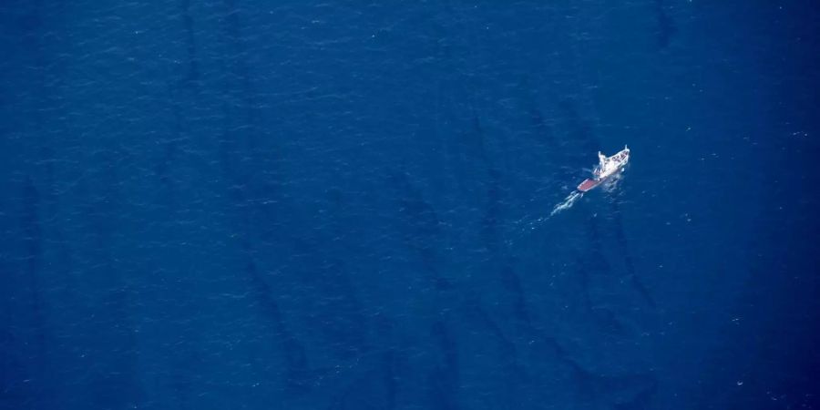 Ölteppiche nach Explosion auf Tanker sind bereits bis an die japanische Küste gelangt.