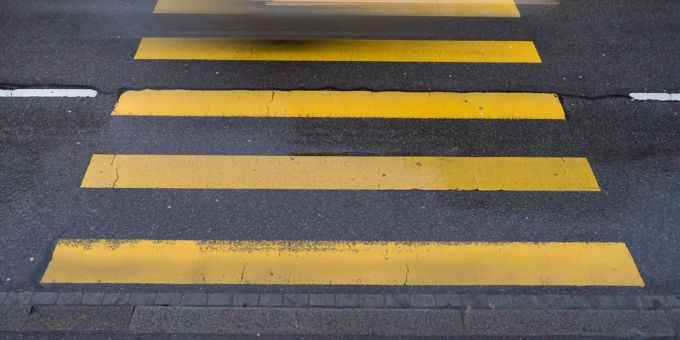 Eine 75-jährige Frau ist beim Überqueren eines Fussgängerstreifens verunfallt. Eine 75-jährige Frau ist beim Überqueren eines Fussgängerstreifens verunfallt.