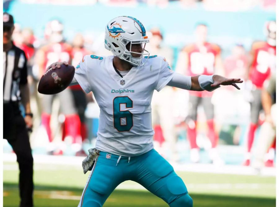 Nachdem die Miami Dolphins vier der ersten sechs Spiele gewonnen haben, verlieren sie gegen die Tampa Bay Buccaneers das vierte Spiel in Folge (20:30). Zudem verletzt sich Quarterback Jay Cutler während der Partie erneut. In den restlichen sechs Spielen tretten die Dolphins zwei Mal gegen New England an. Damit dürfte sich Miami definitiv aus dem Playoff-Rennen verabschieden.