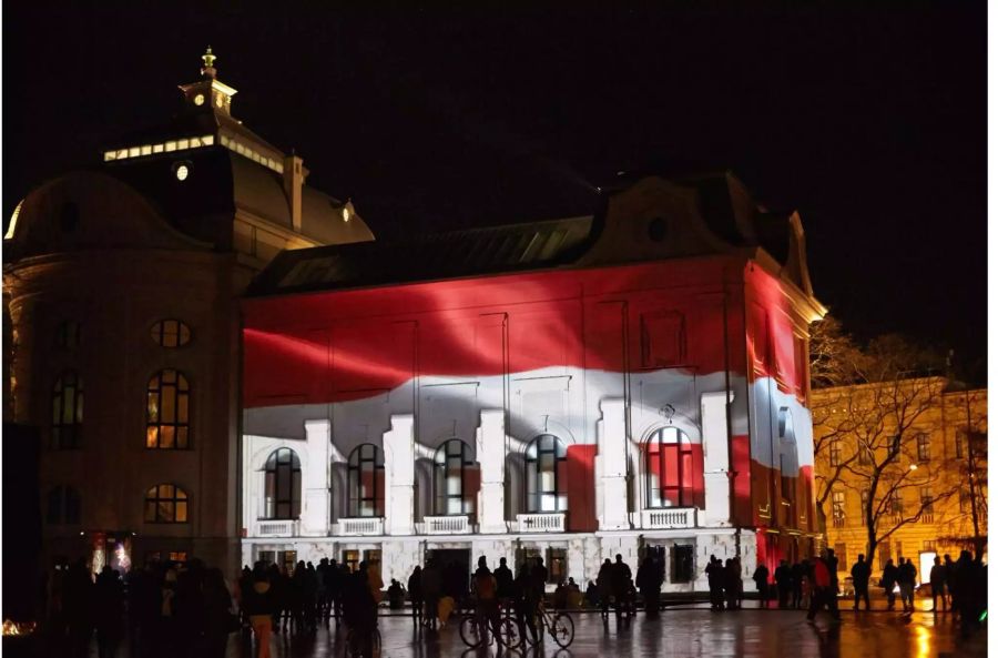 Auch Sehenswürdigkeiten wie das Nationale Kunstmuseum werden in ein neues Licht gerückt.