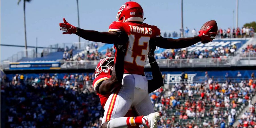 Im mit Spannung erwarteten Duell zwischen den Los Angeles Chargers und Kansas City zeigten die Chiefs, dass in dieser Saison mit ihnen zu rechnen ist. Der junge Quarterback Patrick Mahomes spielte überragend und wusste seine Offensivleute in Szene zu setzen. Diese Offensive gehört zu den besten der Liga – am Ende gewannen die Chiefs mit 38:28.