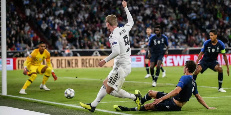 Timo Werner (Mitte, Deutschland) schiesst gegen Frankreich auf das Tor.