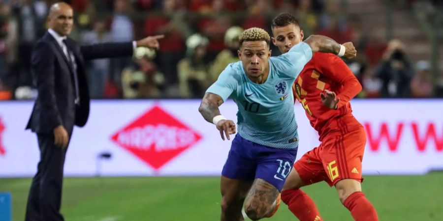 Der Holländer Memphis Depay und der Belgier Thorgan Hazard kämpfen um den Ball.