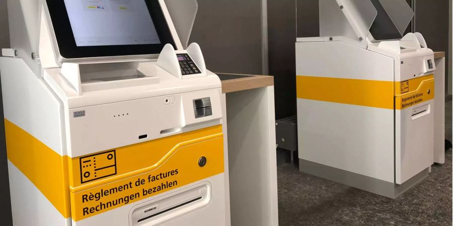 Der Selfservice-Bereich in der Post wurde ausgebaut. An diesen Automaten kann man selbstständig Zahlungen erledigen.