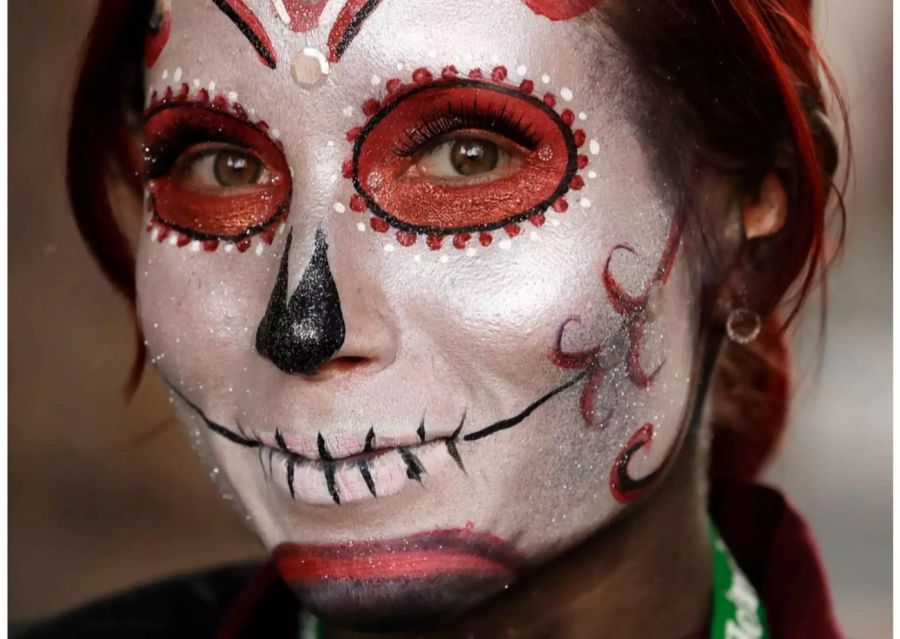 Eine junge Frau hat sich passend zum Tag der Toten in Mexiko-Stadt als Skelett geschminkt.