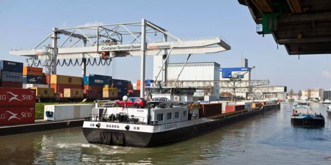 Ein Containerschiff fährt in Klei Basel-Kleinhüningen auf dem Rhein. Schifffahrt