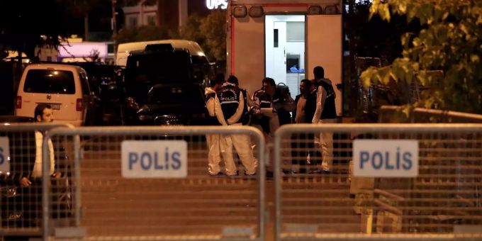 Forensiker der türkischen Polizei kommen für die Ermittlungen im Fall des verschwundenen Journalisten Dschamal Chaschukdschi im saudischen Konsulat in Istanbul an. Forensiker der türkischen Polizei kommen für die Ermittlungen im Fall des verschwundenen Journalisten Dschamal Chaschukdschi im saudischen Konsulat in Istanbul an.