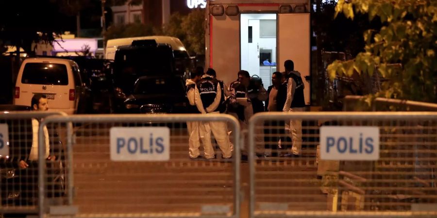 Forensiker der türkischen Polizei kommen für die Ermittlungen im Fall des verschwundenen Journalisten Dschamal Chaschukdschi im saudischen Konsulat in Istanbul an.