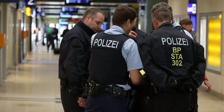 Polizeibeamte sind im Kölner Hauptbahnhof in Position gegangen.