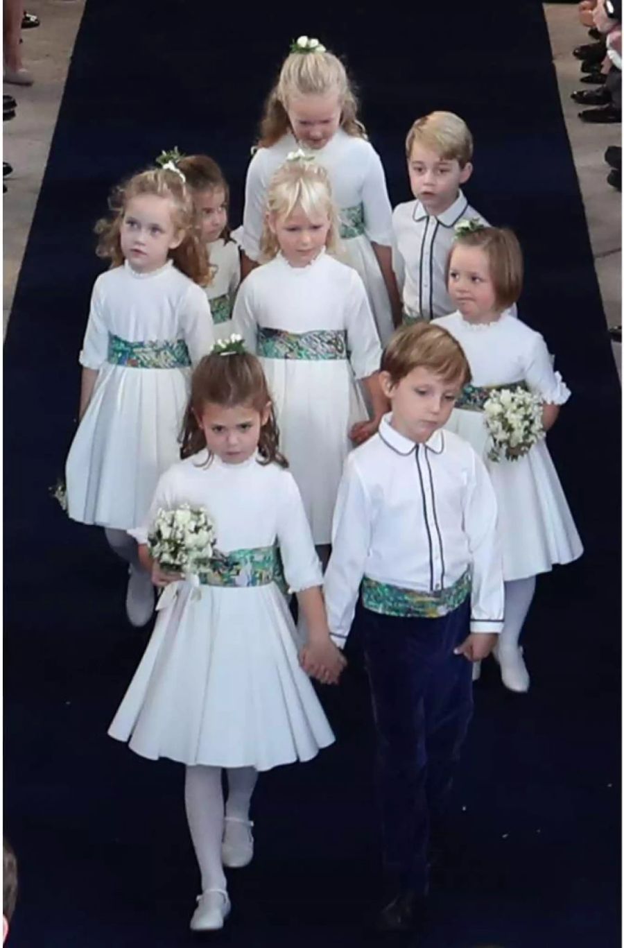 Prinzessin Eugenies Blumenmädchen und -Jungen, darunter Prinz George (hinten rechts), Prinzessin Charlotte (hinten links) und Robbie Williams' sechsjährige Tochter Theodora.