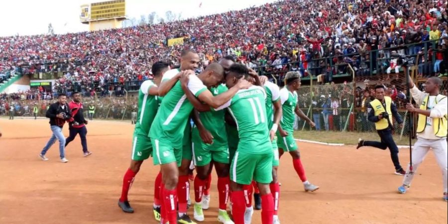 Die Spieler der Nationalmannschaft Madagaskars jubeln über die Qualifikation zum Afrika Cup.