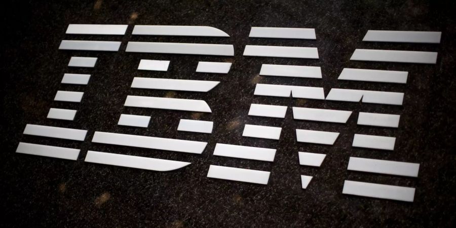 Das Logo des Unternehmens IBM ziert eine Wand.