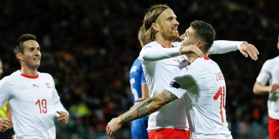 Mario Gavranovic, Michael Lang und Steven Zuber feiern das 2:0 gegen Island.