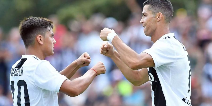 Cristiano Ronaldo (rechts) und Paulo Dybala feiern ein Tor in einem Trainingsspiel.