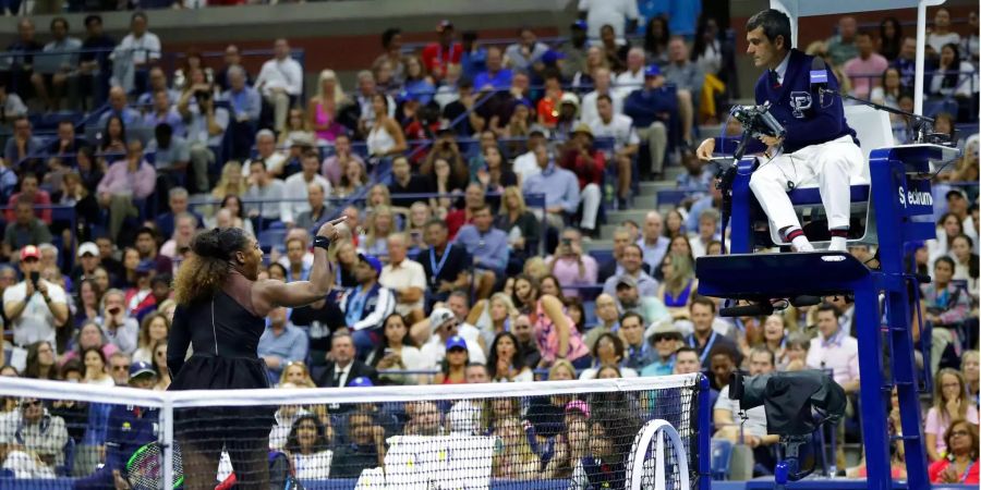 Serena Williams zeigt mit dem Finger auf Carlos Ramos und sagt ihm ihre Meinung.