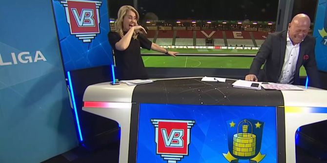 Camilla Martin und Stig Töfting lachen sich vor laufender Kamera kaputt