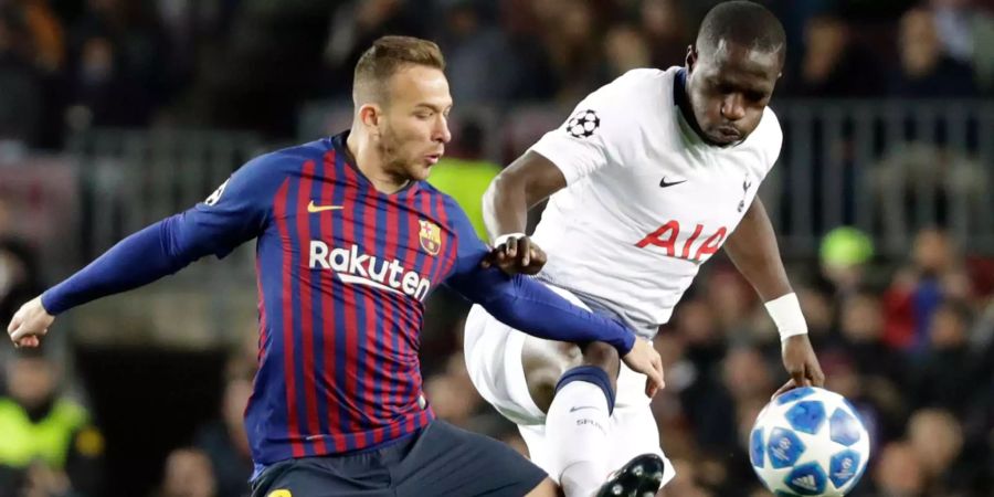 Arthur (l) von Barcelona und Moussa Sissoko von Tottenham in Aktion.