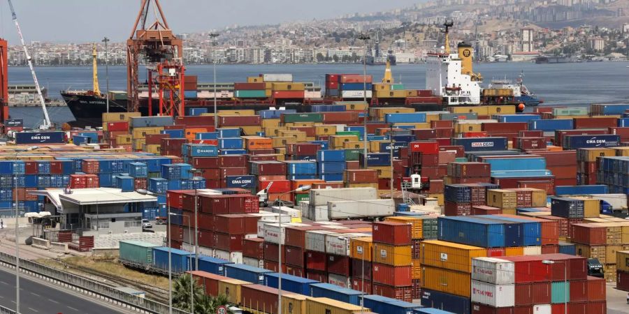 Container stehen im Hafen von Izmir in der Türkei.