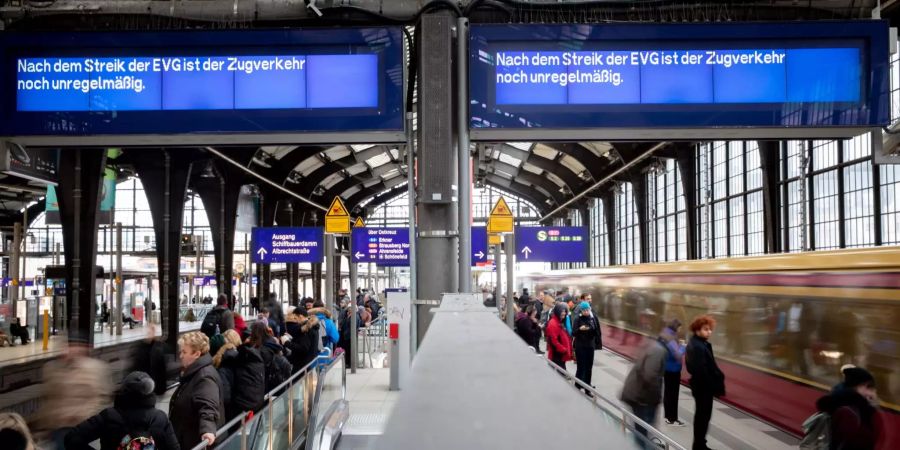 "Nach dem Streik der EVG ist der Zugverkehr noch unregelmässig" steht auf einer Anzeigetafel im Bahnhof Friedrichstrasse.