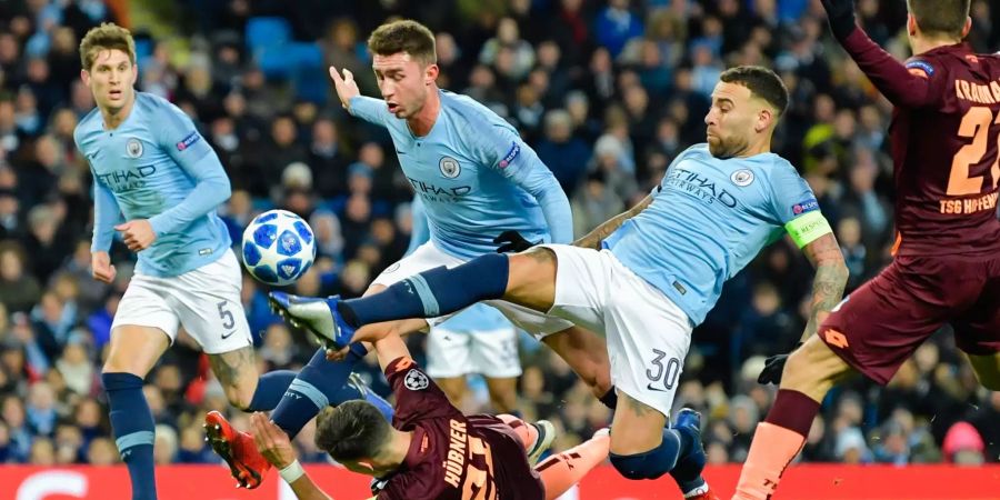 Hoffenheims Benjamin Hübner (unten) wird gefoult von Aymeric Laporte (M), daneben John Stones  (l),  Nicolas Otamendi (2.v.r.) von Manchester City, worauf dann Elfmeter gegeben wird.