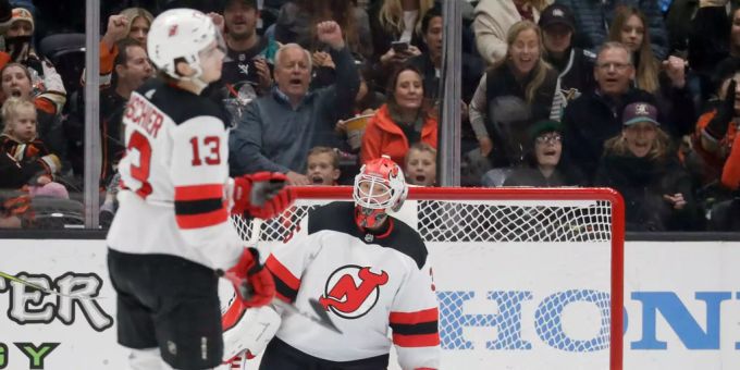 Nico Hischier (links) und Teamkollege Cory Schneider im Tor der New Jersey Devils reagieren nach einem Gegentreffer. Nico Hischier (links) und Teamkollege Cory Schneider im Tor der New Jersey Devils reagieren nach einem Gegentreffer.