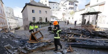 Das Dach der Festung Hohensalzburg ist nach einem Unwetter teilweise beschädigt.