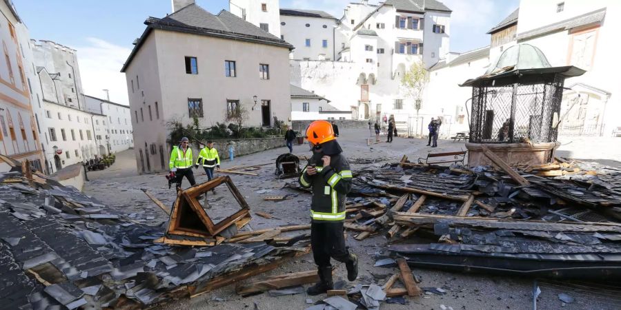 Das Dach der Festung Hohensalzburg ist nach einem Unwetter teilweise beschädigt.