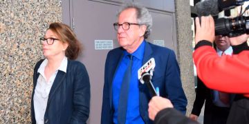 Schauspieler Geoffrey Rush verlässt das Gerichtsgebäude in Sydney.